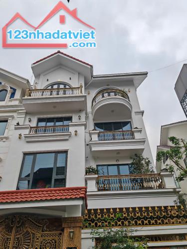 Bán biệt thự  Phạm Văn Đồng, 205m2, mt 12m, kinh doanh, nhỉnh 50tỷ.