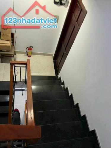 Bán nhà hẻm 8m Ông Ích Khiêm - Lê Đại Hành Q11.Dt:5.6x18m 2 lầu ST Giá 14 nhỉnh Tỷ TL Huệ