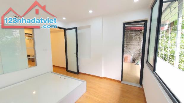 Tập thể phố Chùa Bộc, Đống Đa, 3 ngủ full nội thất, ô tô đỗ cầu thang, 10m ra mặt phố - 2