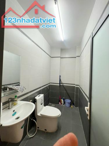 🏡🏡🏡HẺM Ô TÔ NGỦ TRONG NHÀ - TRẦN THÁI TÔNG. KHU VIP NHẤT P15 - AN NINH TỐT .. 3 TẦNG... - 5