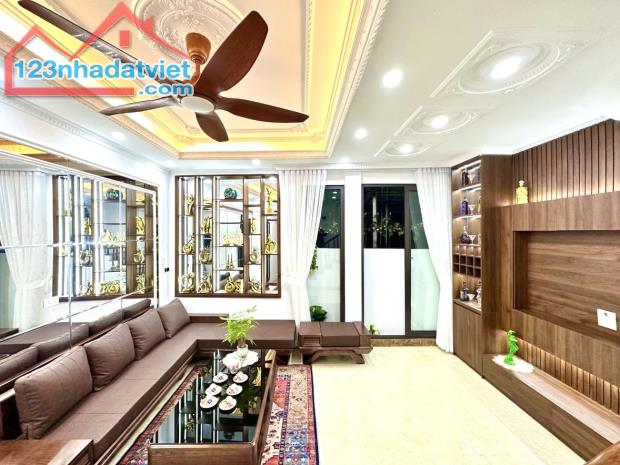 Nhà đẹp Cầu Giấy 6 tầng, mt 4m kd, ô tô, 2 thoáng, full nội thất, sổ vuông đẹp 7 tỷ hơn.