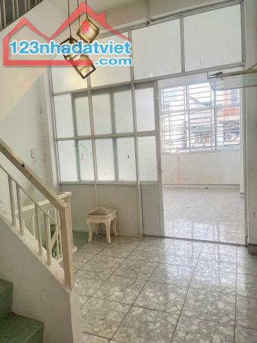 Bán nhà mặt tiền dưới 6 tỷ 88 ở Ba Đình P10 Q8. 3 tầng 4PN, Sổ hoàn công, không quy hoạch - 1