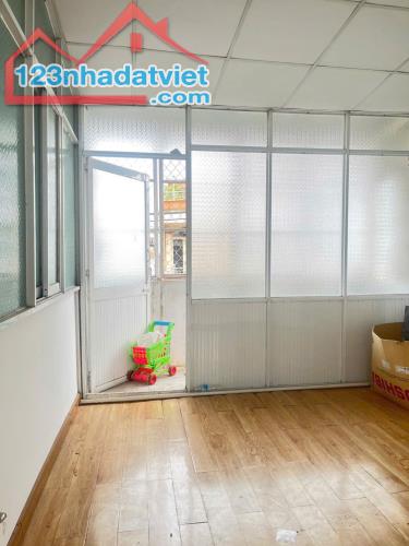 Bán nhà mặt tiền dưới 6 tỷ 88 ở Ba Đình P10 Q8. 3 tầng 4PN, Sổ hoàn công, không quy hoạch - 2