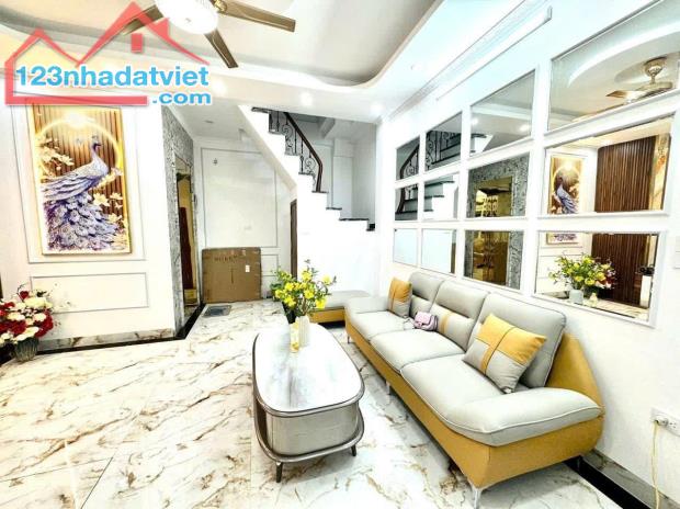 Mở Bán Gấp 2 Căn Nhà Tại Minh Khai, 30m2, 6 Tầng, Chỉ 7.5 Tỷ.