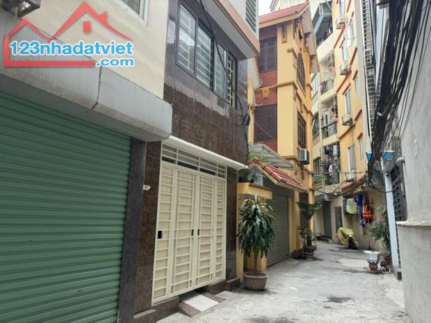 BÁN NHÀ HIẾM MINH KHAI – 3 TẦNG, MẶT TIỀN 6.8M, NGÕ XE MÁY TRÁNH, CHỈ 4.9 TỶ!