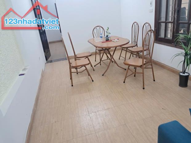 Bán căn hộ tập thể tầng 1, sổ đỏ, tại Đống Đa, Hà Nội, cách bệnh viện Bạch Mai 700m