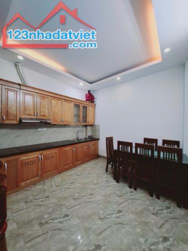 NHÀ ĐẸP Ở NGAY- GIẾNG TRỜI THOÁNG SÁNG - NGÕ NÔNG - 41m2 GIÁ NGANG CĂN 30m