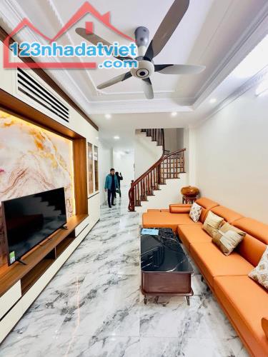 Nhà đẹp Vĩnh Hưng 6 tầng THANG MÁY nội thất đẹp, không gian ở siêu thích 10.5 tỷ.