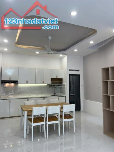 SÁT CỤM 5 trường đại học lớn ! Nhỉnh 8 tỷ Bán nhà 3 Tầng DT:40m2 + Hẻm Xe Hơi có Vỉa Hè - 1