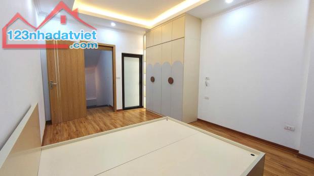 Bán nhà Nhật Tảo - ô tô đỗ cửa - ngõ siêu rộng và thoáng - 30m2 5 tầng - giá chỉ 5,75 tỷ - 5