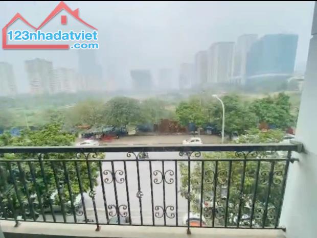 Cho thuê nhà mặt phố Mạc Thái Tông 4 tầng 1 hầm 100m2 thang máy thông sàn ô tô vào, KD tốt - 1