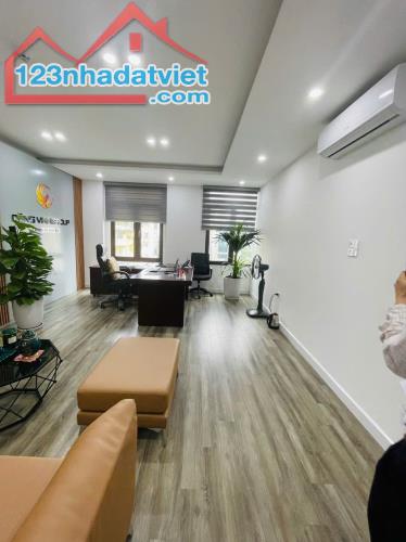 Tòa Văn Phòng Trung Tâm Q Cầu Giấy 170m2 Mt 10m 9 Tầng Có Hầm Doanh Thu Đều 2,4 Tỷ/Năm - 2