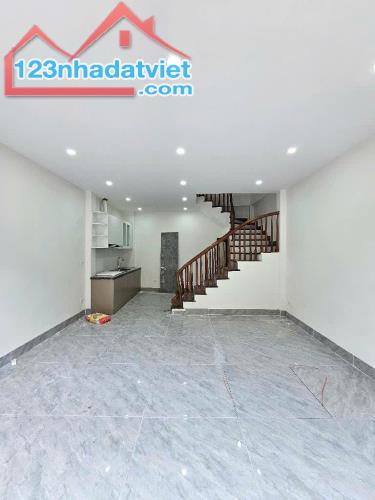 THẠCH BÀN - CHỈ CÓ 7,2 TỶ - 39M -6 TẦNG - ĐẤT NỞ HẬU – OTO VÀO GARA, GẦN CHỢ, AEON