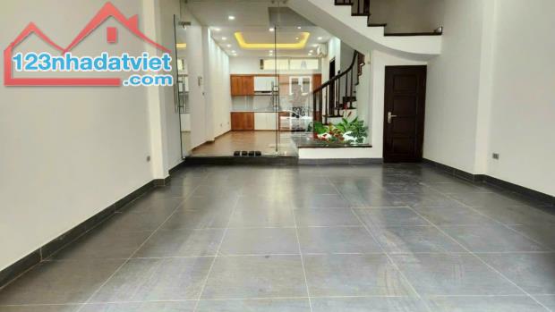 Siêu hiếm! Mặt phố Nguyễn Khuyến, HĐông, 115m2, 5T, oto tránh, kinh doanh đỉnh 33,5 tỷ