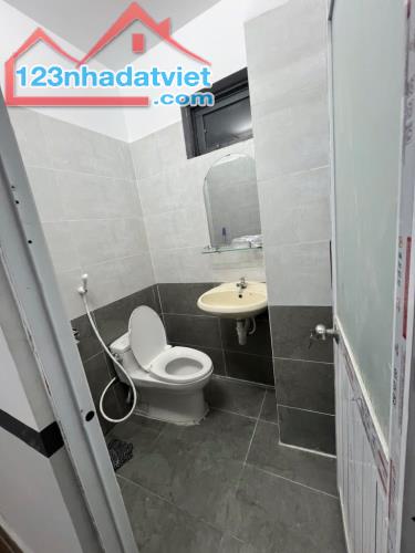 Bán nhà MT bờ kênh- 10 phòng cho thuê- 122m2- nhỉnh 6 tỷ - 2