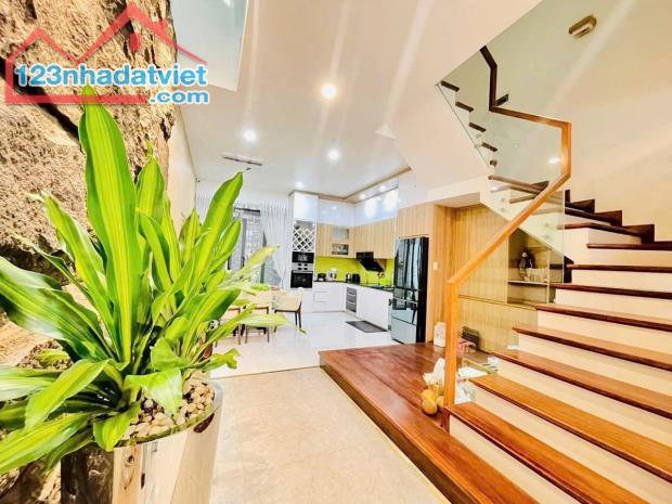 Bán nhà mặt đường Đặng Ma La - Quán Nam, 100m, 4 tầng, Giá 9.7 tỉ, dân xây cực đẹp