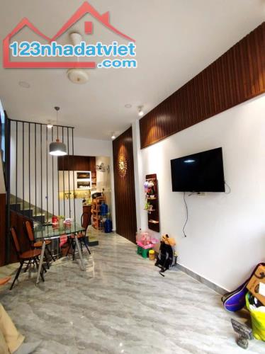 Bán Nhà Nguyễn Văn Nghi 3x10, 2 PN, Có Sân Để Xe Chỉ Nhỉnh 3 Tỉ