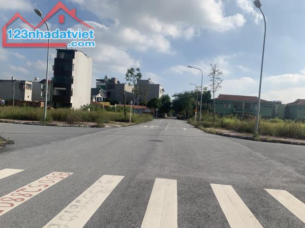 Cần bán gấp 97,4m đất dãy TT4 khu đấu giá Cự Khối mới, gần hồ Bộ Đội sắp triển khai - 1
