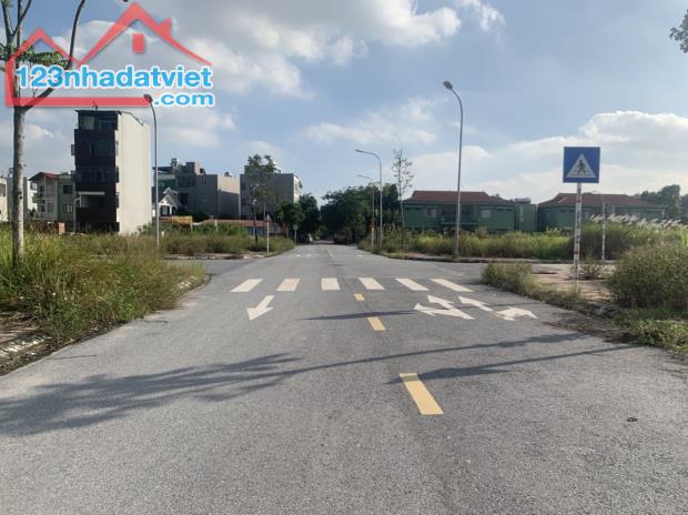 Cần bán gấp 97,4m đất dãy TT4 khu đấu giá Cự Khối mới, gần hồ Bộ Đội sắp triển khai - 2