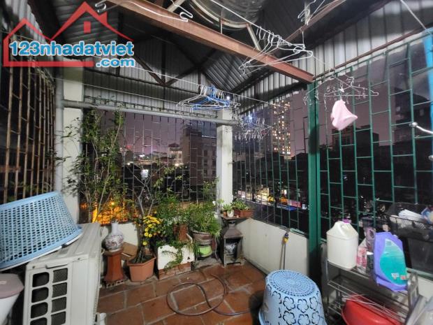NHÀ ĐẤT TẠI CẦU GIẤY GẦN ĐƯỜNG Ô TÔ TRÁNH, GIÁ CHỈ 4.68 TỶ - 4