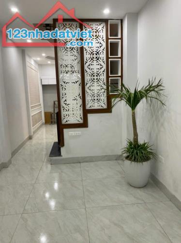 Căn hộ dịch vụ Đống Đa 40m2 x 5 tầng x 7 phòng full nội thất - Gần phố. - 1