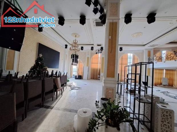 Bán tòa văn phòng kinh doanh cho thuê 255m 7T MT11m giá 55 tỷ, dòng tiền 150tr/tháng - 2