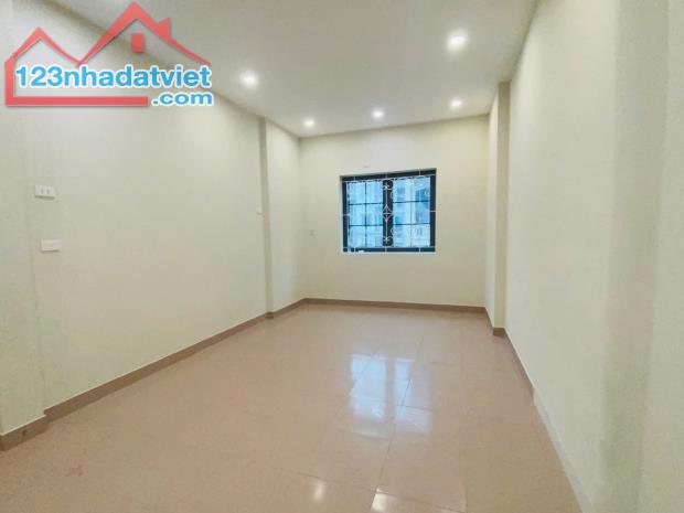 Cho thuê nhà mới mặt phố Nguyễn Thị Định 3 tầng 125m2 có sân để ô tô gần ngã tư kinh doanh - 1