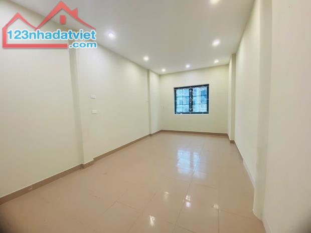 Cho thuê nhà mới mặt phố Nguyễn Thị Định 3 tầng 125m2 có sân để ô tô gần ngã tư kinh doanh - 2