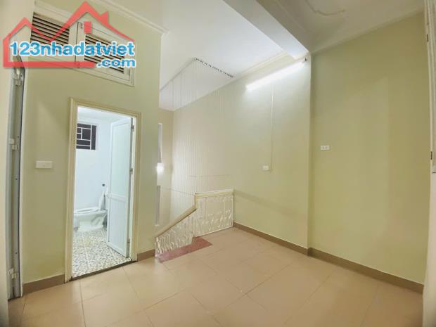 Cho thuê nhà mới mặt phố Nguyễn Thị Định 3 tầng 125m2 có sân để ô tô gần ngã tư kinh doanh - 3