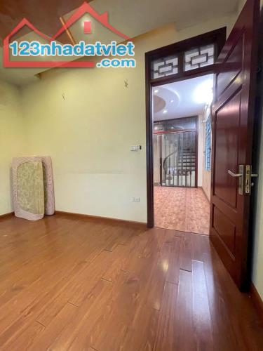 Cho thuê nhà phố Hương Viên, Quận Hai Bà Trưng, view hồ Hai Bà, dt 40m2 , 5tầng, Giá 20tr - 4