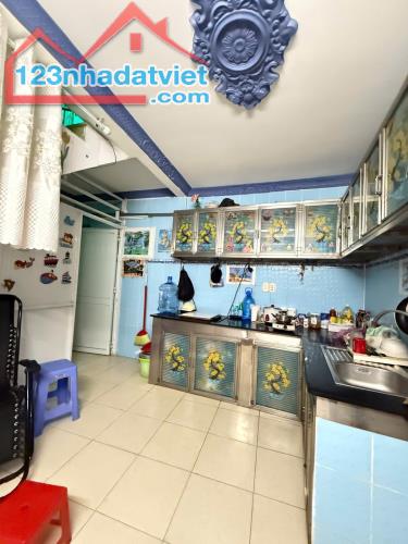 Bán gấp nhà sát mặt tiền Nguyễn Trọng Tuyển, 60m2, 3 tầng, đủ tiện ích, chỉ 6.x tỷ. TL