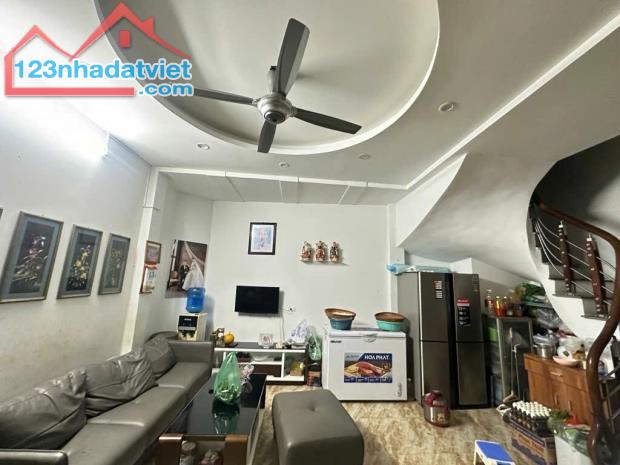 Trung tâm Đống Đa 33m2 x mặt tiền to 6M - Cách mặt phố 20M.