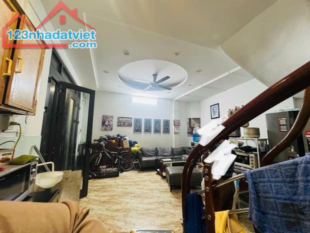 Trung tâm Đống Đa 33m2 x mặt tiền to 6M - Cách mặt phố 20M. - 1