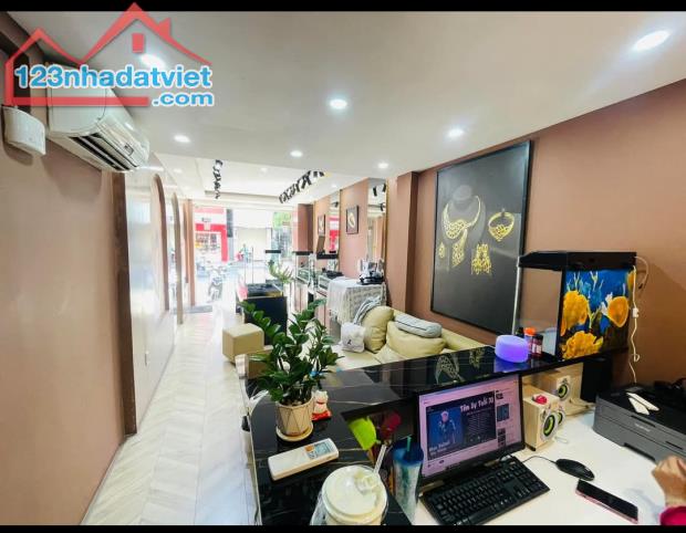 Mặt tiền VIP Nguyễn Đình Chiểu, P.1, Q.3, 80m2, năm tầng thang máy, giảm còn 27 tỷ. - 2