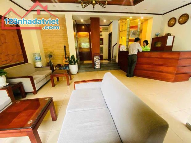 Bán nhà lô góc phố Phương Mai, Đống Đa, tòa KS, 10 tầng 60m2 giá 23.5 tỷ