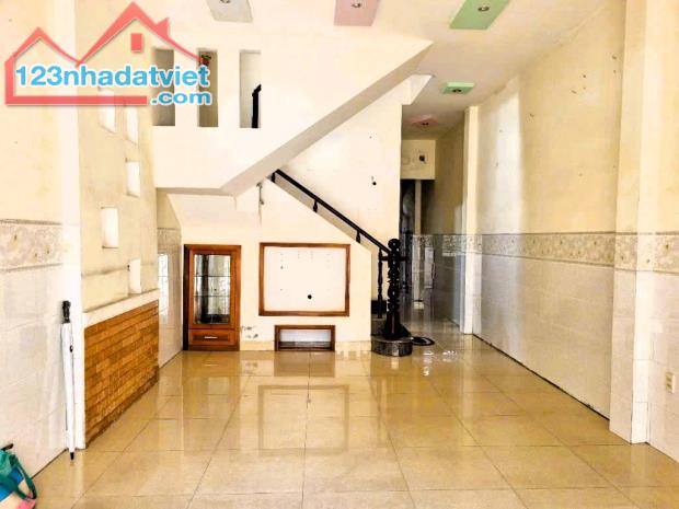 Cho thuê nhà nguyên căn mặt tiền đường 3, Trường Thọ, 7PN, 250m²