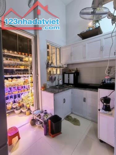 Linh Đông TP Thủ Đức - MẶT TIỀN  KD - 4 Tầng - 84m2 -ÔTÔ NGỦ TRONG NHÀ -Giá Chỉ 7 tỷ 6 TL - 3