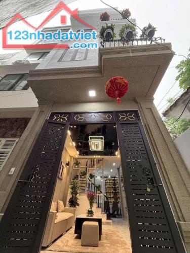 Bán nhà Nguyễn Khang tặng Mới full nội thất xịn, sát phố, 42m*4T  ngõ rộng 3m.  TRUNG TÂM