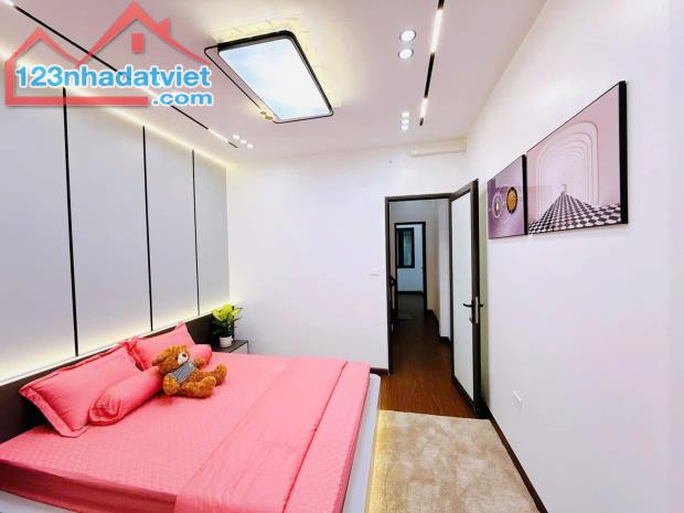Bán nhà Nguyễn Khang tặng Mới full nội thất xịn, sát phố, 42m*4T  ngõ rộng 3m.  TRUNG TÂM - 3