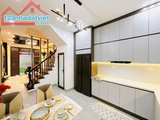 Bán nhà Nguyễn Khang tặng Mới full nội thất xịn, sát phố, 42m*4T  ngõ rộng 3m.  TRUNG TÂM - 4