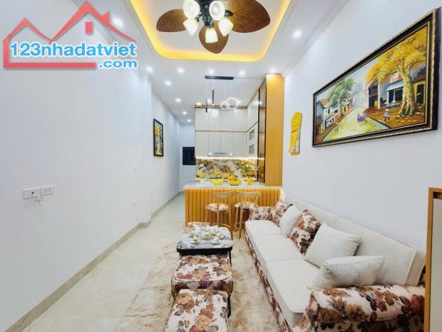 Bán nhà gần Hồ Đền Lừ, CC fleliz home, 5.x Tỷ, 5T, 3N, vài bước ra Ô tô, trước nhà 3 gác,