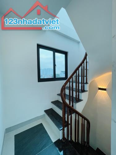 BÁN NHÀ MỚI 5 TẦNG, THANG MÁY - 5 HOÀNG QUỐC VIỆT, 40/43M².CHỈ 11 TỈ - 4