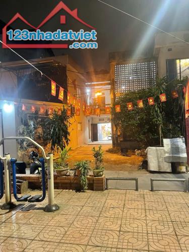 Bán căn TT Tầng 1, Phố Kim Ngưu, DTSD 70m2, sổ 50m2, 2 ngủ, 2vs, trước nhà sân rộng 20m2.