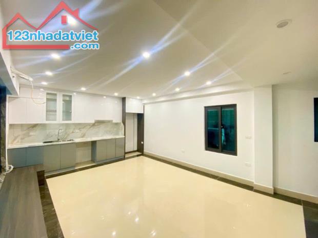 ĐỈNH NÓC KỊCH TRẦN - VŨ TÔNG PHAN - OTO ĐUA TRONG NGÕ - 40M2x7T THANG MÁY - NHỈNH 12 TỶ - 2