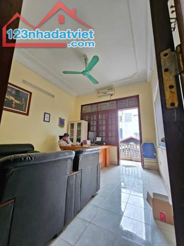 ĐÁNG CHÚ Ý! CÓ NHÀ Hoàng Văn Thái - Thanh Xuân. Nhà nguyên bản dt Rộng 52m², 4 tầng. Ô tô - 4