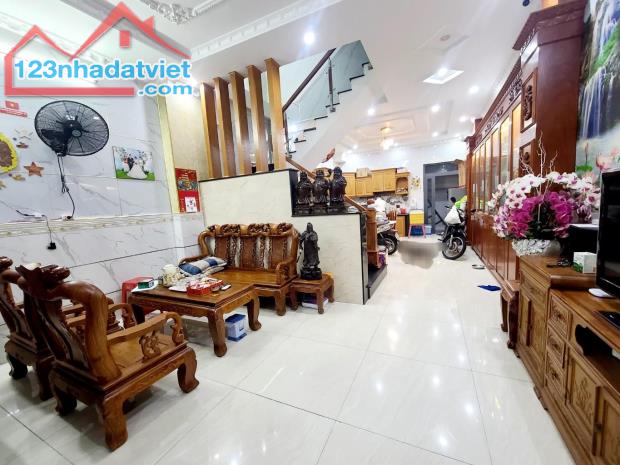 Nhà đẹp 3 tầng, Lê Văn Việt, 86m2, ngang 5m nở hậu, xe hơi trong nhà, 7.4 tỷ