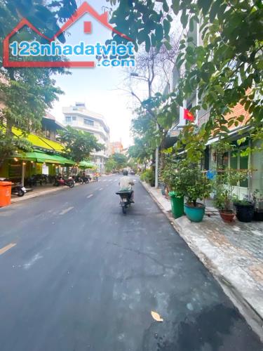 Nhà bán Nguyễn Thị Thập - 4 tầng, 31,1m², 10.5 tỷ - SHR, hoàn công - Đường rộng rãi 14m.