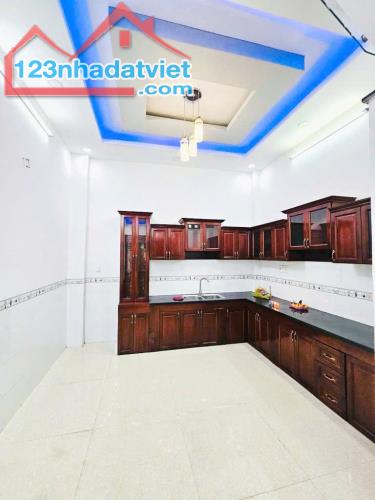 GẦN TÊN LỬA - 4 TẦNG - 4 x 13 - ĐƯỜNG NHỰA 6M - GIÁ BÁN 5,05T.ỷ Vị trí: cách Tên Lửa 2 phú - 2