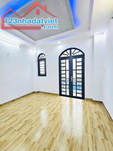 GẦN TÊN LỬA - 4 TẦNG - 4 x 13 - ĐƯỜNG NHỰA 6M - GIÁ BÁN 5,05T.ỷ Vị trí: cách Tên Lửa 2 phú - 3