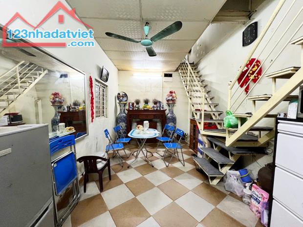 CHỈ 3,2 TỶ CÓ NHÀ 22m2, LÔ GÓC 3 THOÁNG Ở HAI BÀ TRƯNG, VÀI BƯỚC RA PHỐ, SỔ VUÔNG ĐÉT